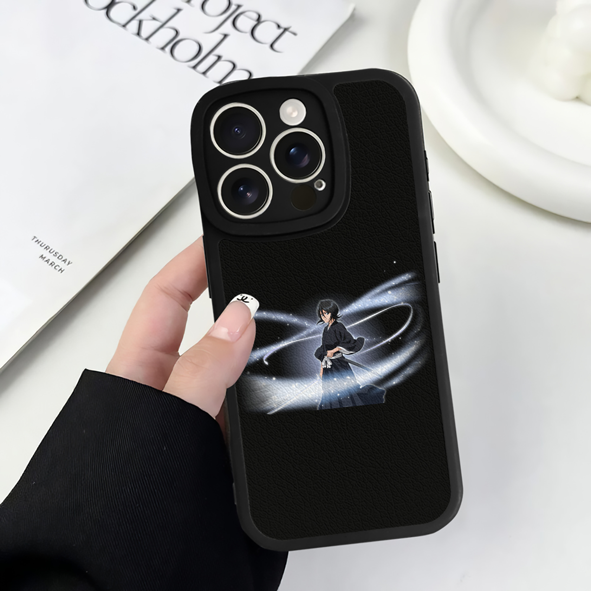 （画像用） ブリーチ 朽木ルキア BLEACH Kuchiki Rukia 【iPhone 16シリーズ対応】シリコンスマホケース（レザー調） 材質：シリコン